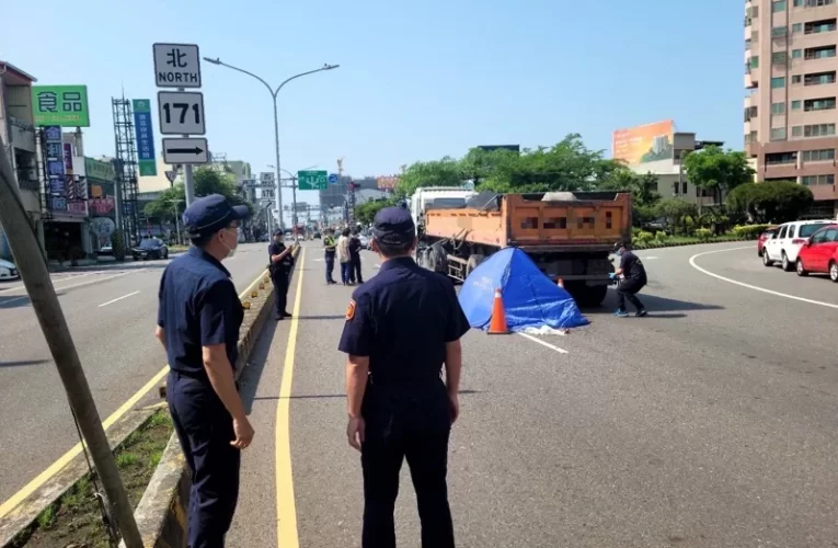 慘！老婦郵局領完錢直接穿越馬路 遭砂石車輾斃