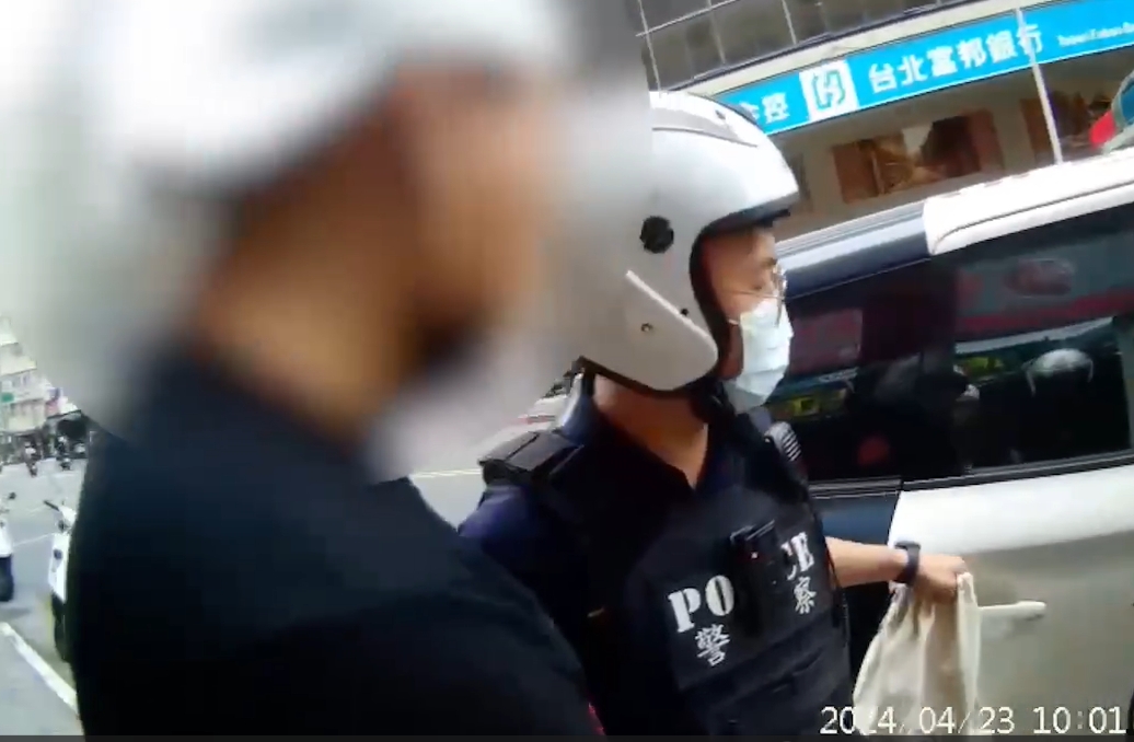 萬華警當場抓詐騙車手。(圖/萬華分局提供)　