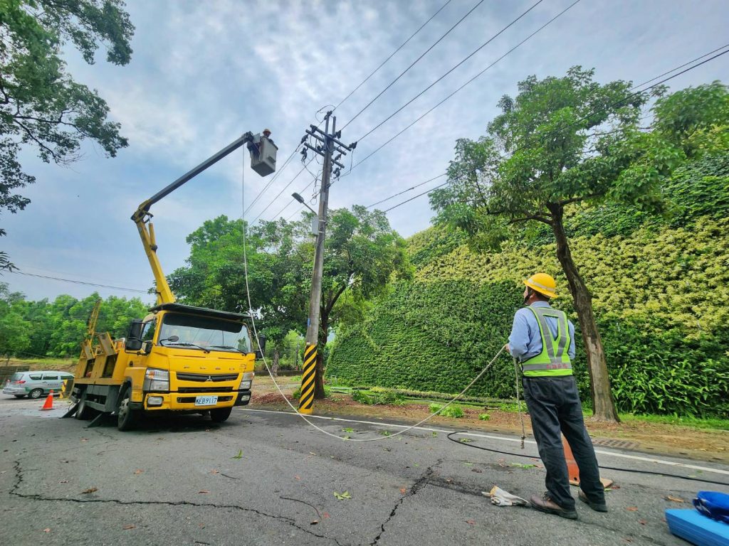 由於受到豪大雨影響，高雄市路竹、湖內等地區突然意外停電。(圖/台電高雄區處提供)