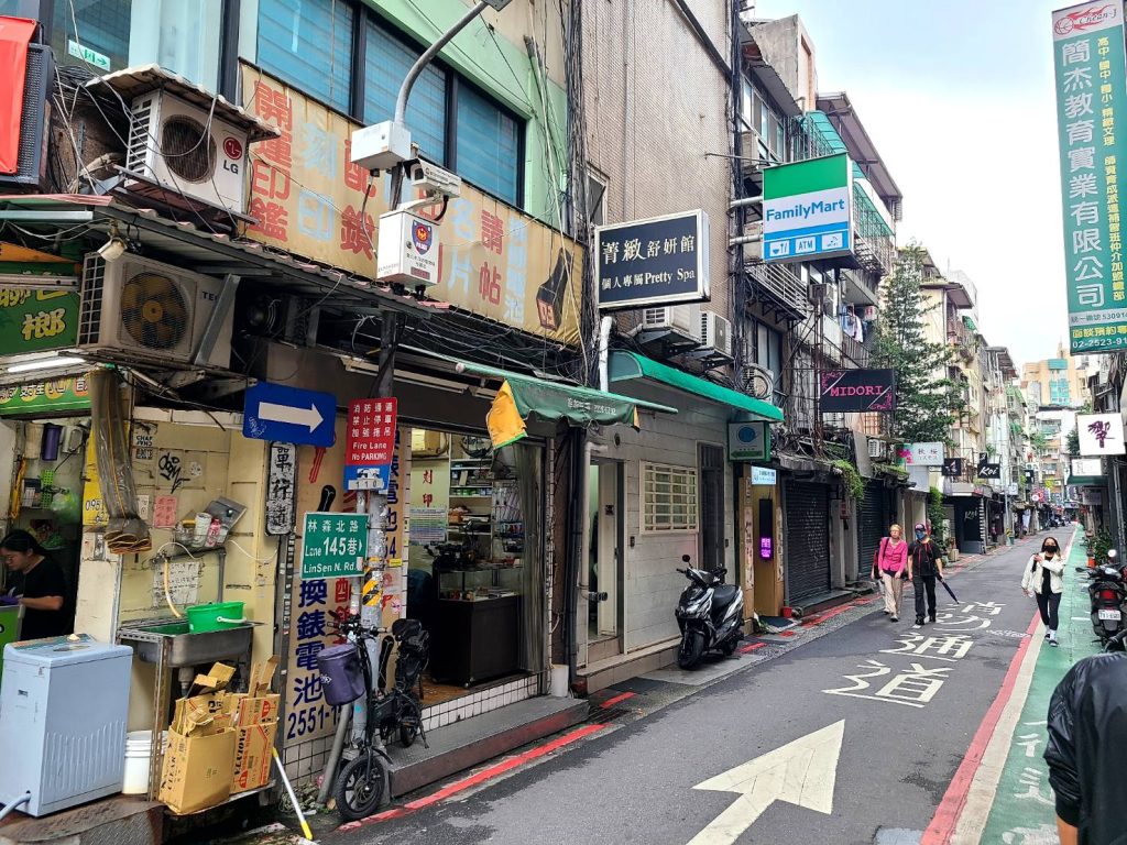 北市中山區林森北路民宅巷內有女子尋短。(輕生處非該店家)(圖/記者林金聖攝)