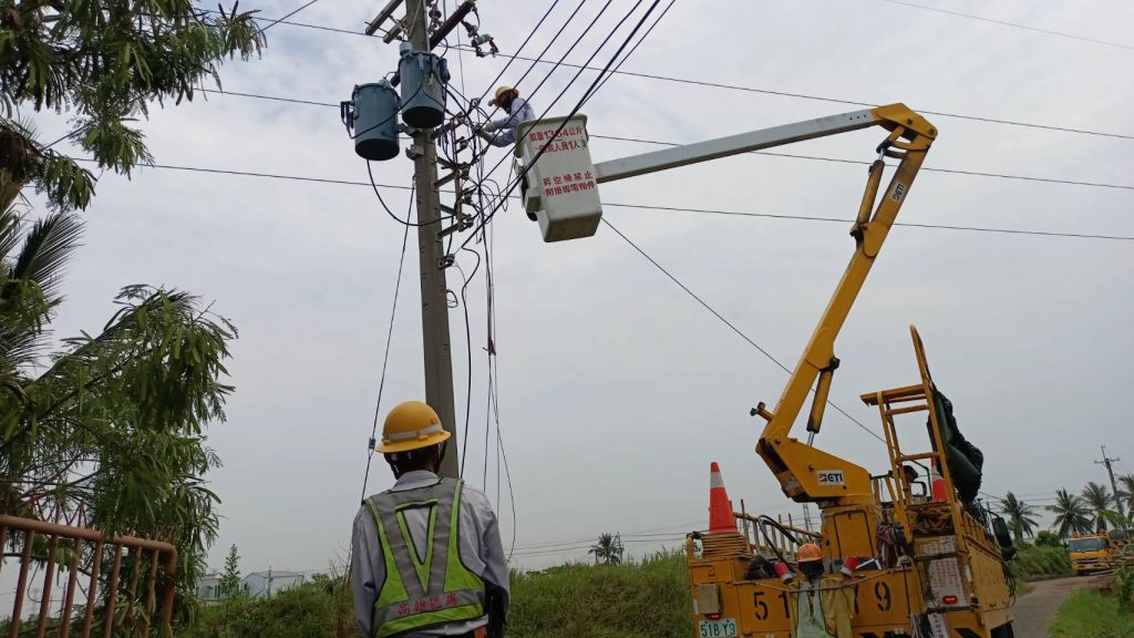 台電緊急搶修中。(圖/台電高雄區處提供)