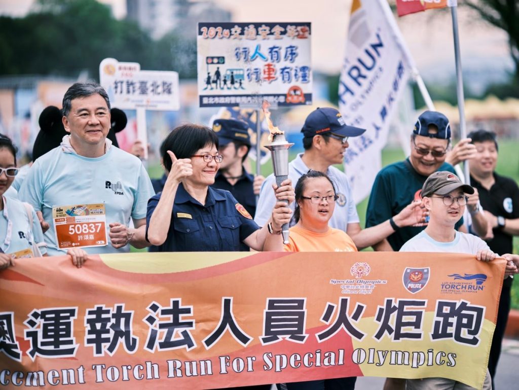 內湖分局與「特殊奧運協會」合作進行特奧執法人員火炬跑。(圖/北市警內湖分局提供)