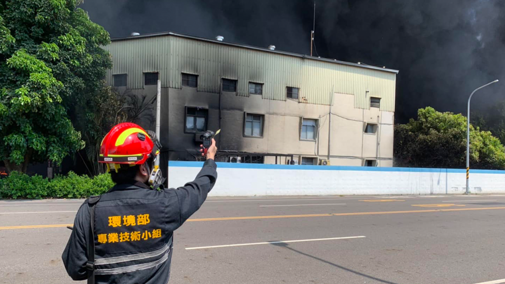 臺南市環保局動員專業技師監測現場空氣品質狀況。圖／翻攝自臺南市政府環境保護局粉專。