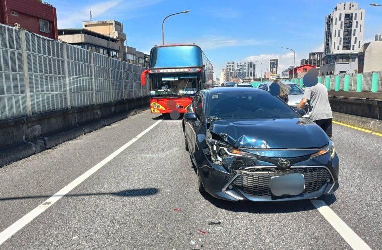 市民高架3車連環撞 大安警迅速趕往排除狀況