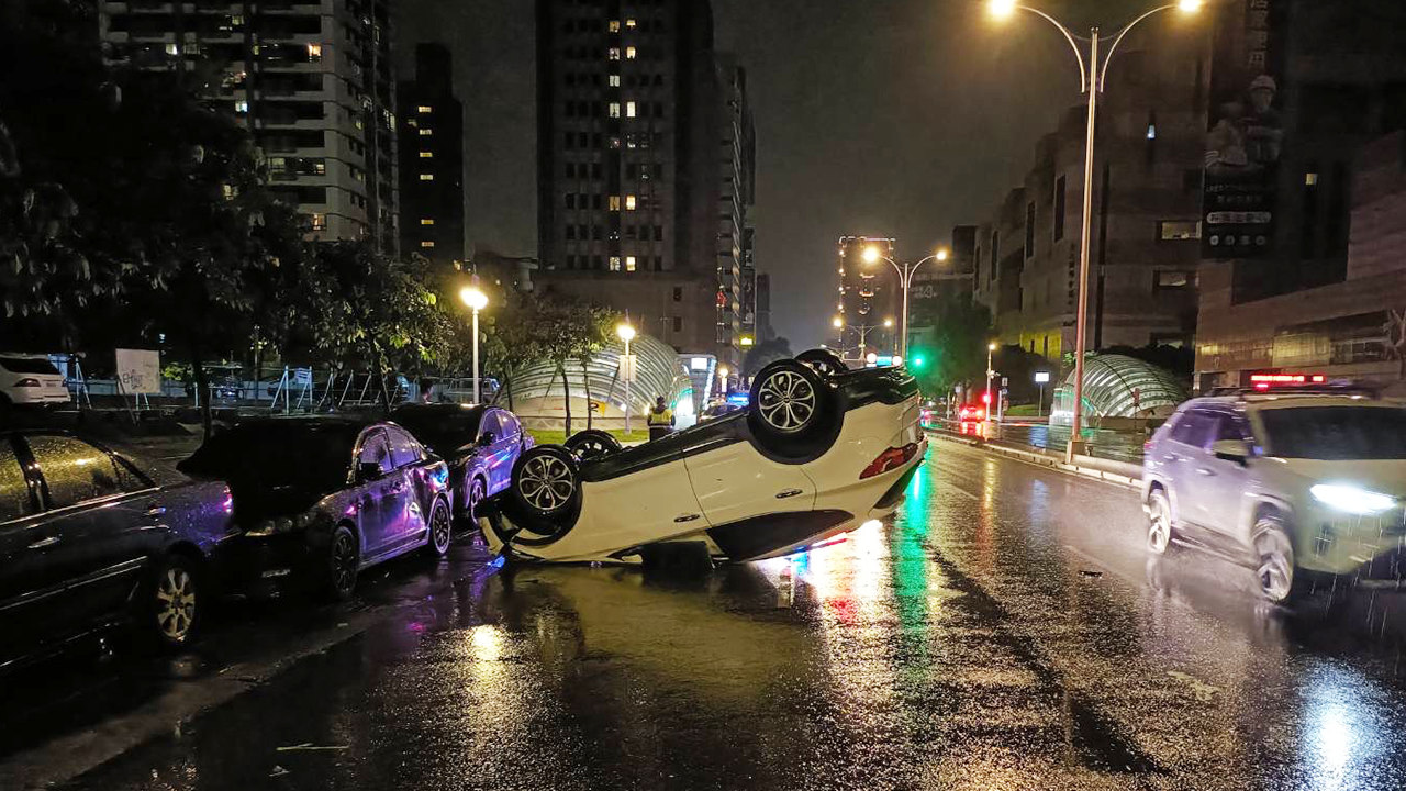 北市信義區世貿前自小客翻車，陳男已自行逃出車外。圖／信義分局提供