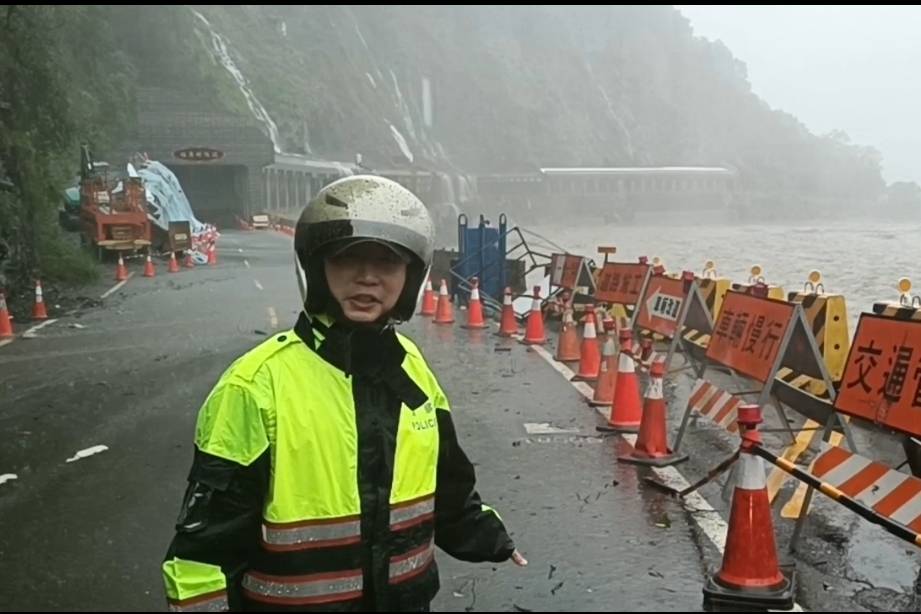 荖濃溪水暴漲梅蘭明隧道前道路封閉。（記者蔡世偉翻攝）