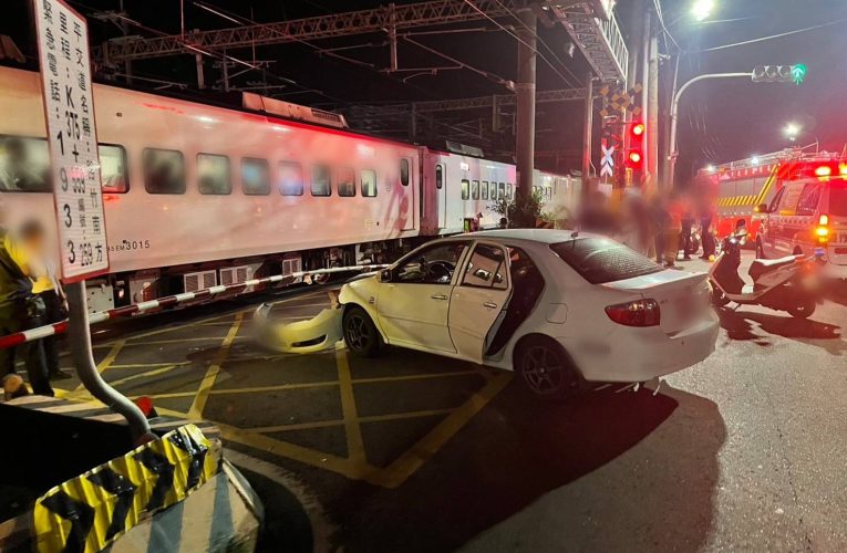 路竹區平交道汽車火車碰撞    湖內警現場協助善後疏導交通(有影片)