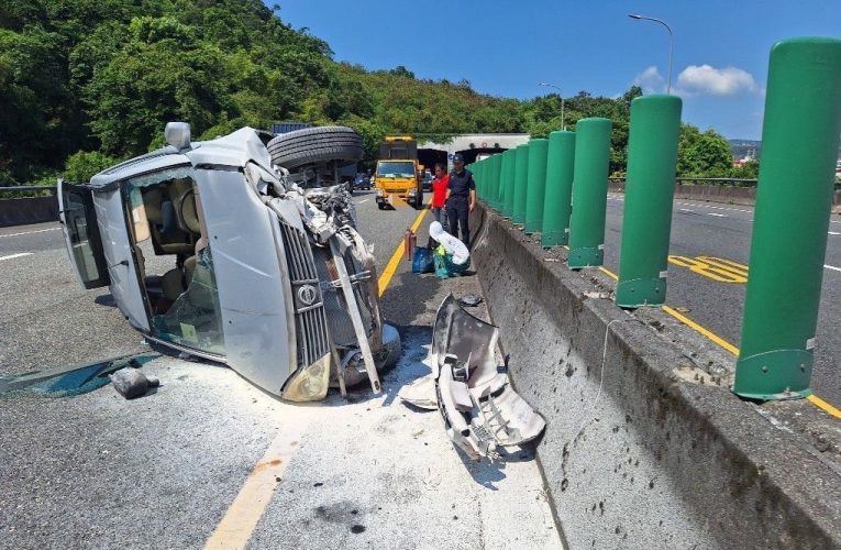 變換車道不慎擦撞護欄 自小客翻覆火燒車駕駛驚險逃出