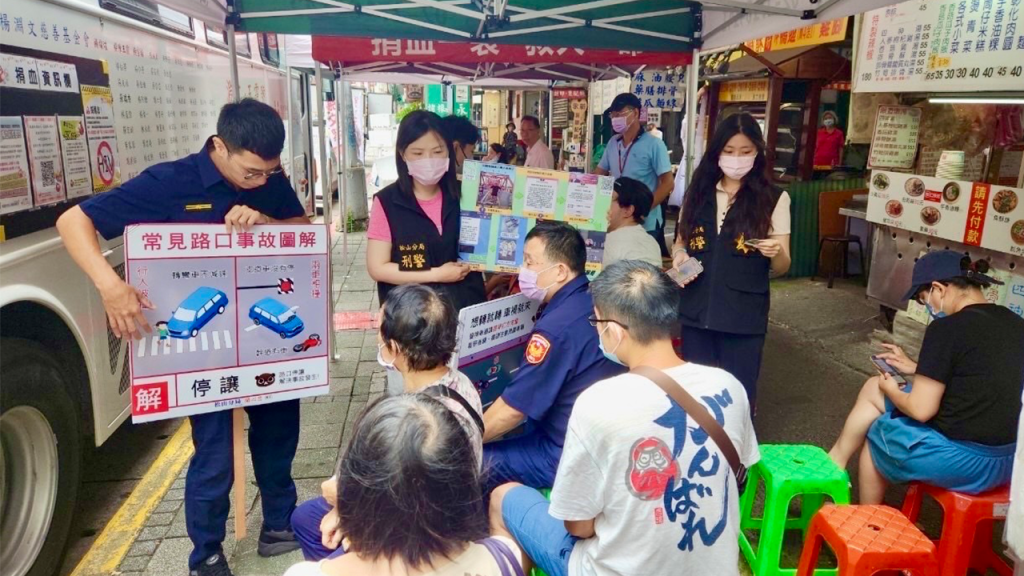 松山分局呼籲市民駕駛經過路口時要「慢、看、停」，行人要「停、看、聽」。圖／松山分局提供