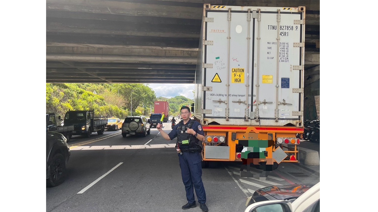 基隆市貨櫃車駕駛未注意限高卡在涵洞，造成後方車量回堵，警方派員前往疏導。圖／基隆市警察局第三分局提供