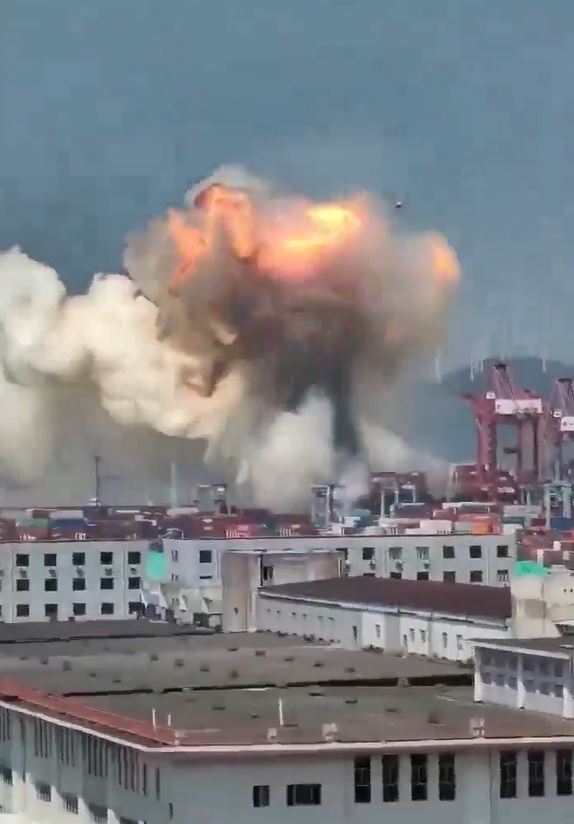 蘑菇雲衝天際，陽明海運「動明輪」寧波舟山港發生大爆炸。圖／翻攝自X