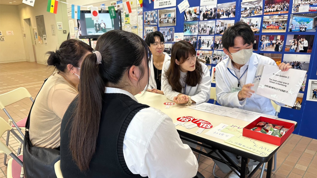 高醫大學生參與茨城縣立醫療大學參觀日，協助國際交流中心宣傳。圖／高雄醫學大學提供