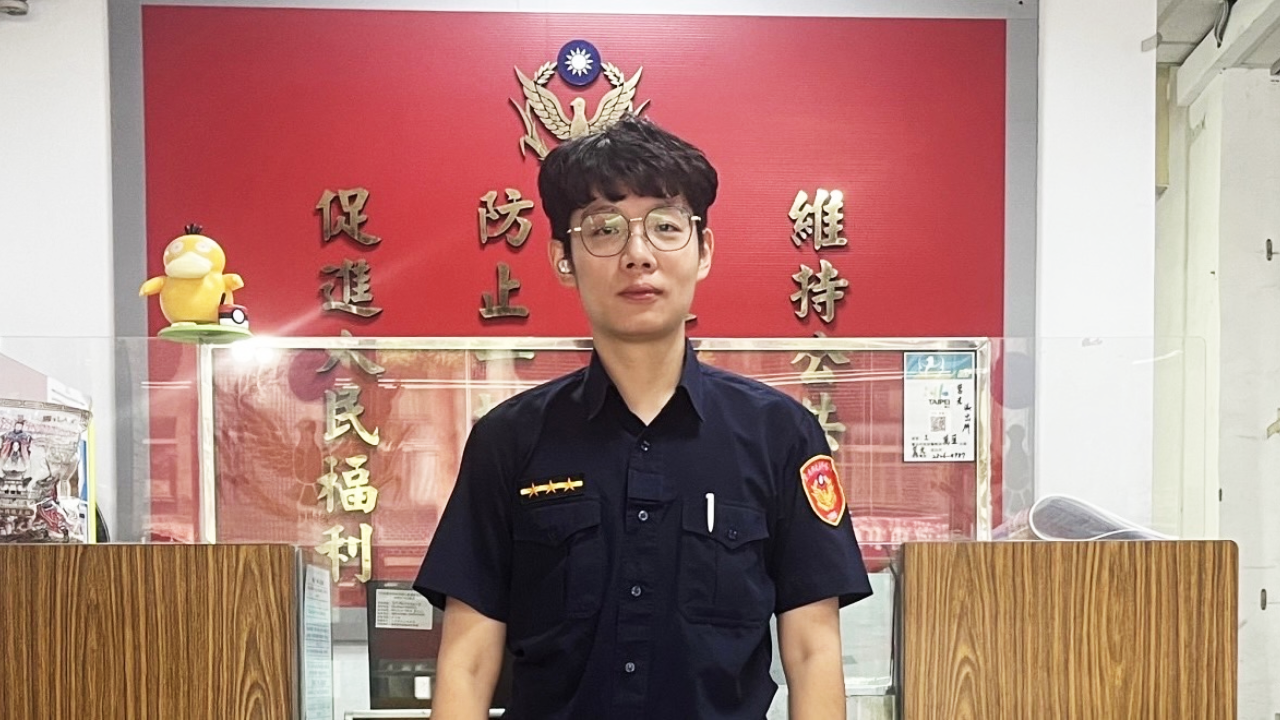 萬華分局莒光派出所警員董羽軒日前擔服巡邏勤務時，接獲彰化銀行行員通報。圖／萬華分局莒光派出所提供