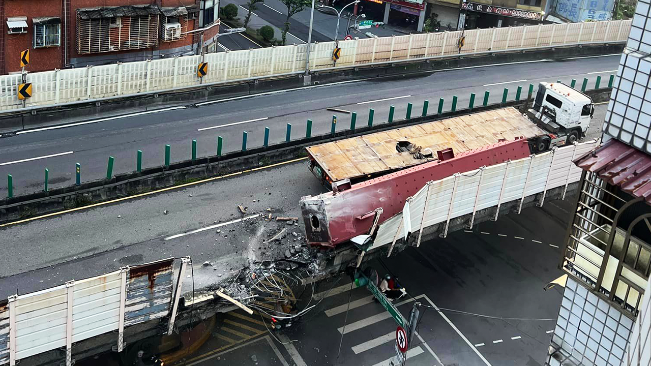 聯結車撞破忠孝橋護欄，導致交通癱瘓。圖／擷取自爆料公社二社