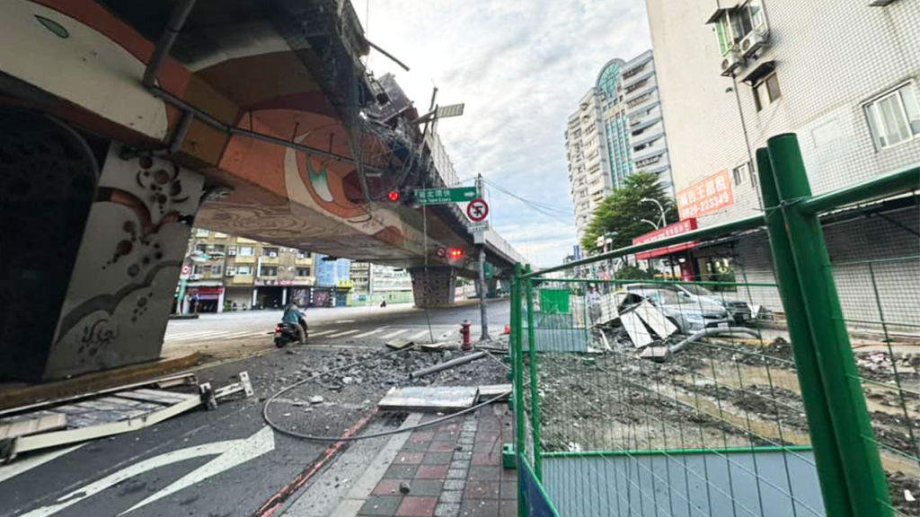 橋上癱瘓，橋下道路佈滿護欄碎石，周圍車輛也遭殃。圖／擷取自爆料公社二社