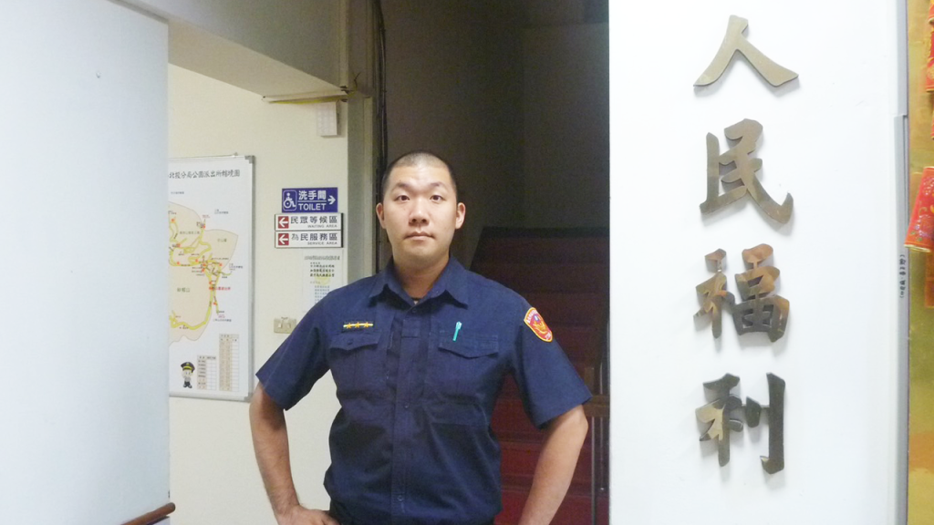 臺北市政府警察局北投分局公園派警員陳漢揚熱心助人，獲得陳姓騎士感謝。圖／北投分局公園派出所提供