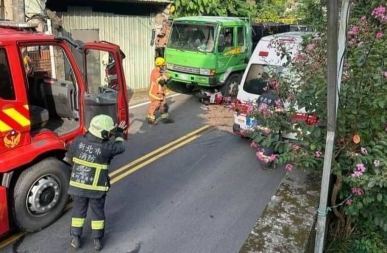 新北五股大貨車機車交通事故 騎士遭輾送醫急救